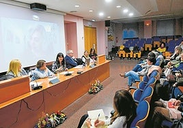 Un momento del coloquio organizado por la Plataforma Colombine ayer en la UMU.