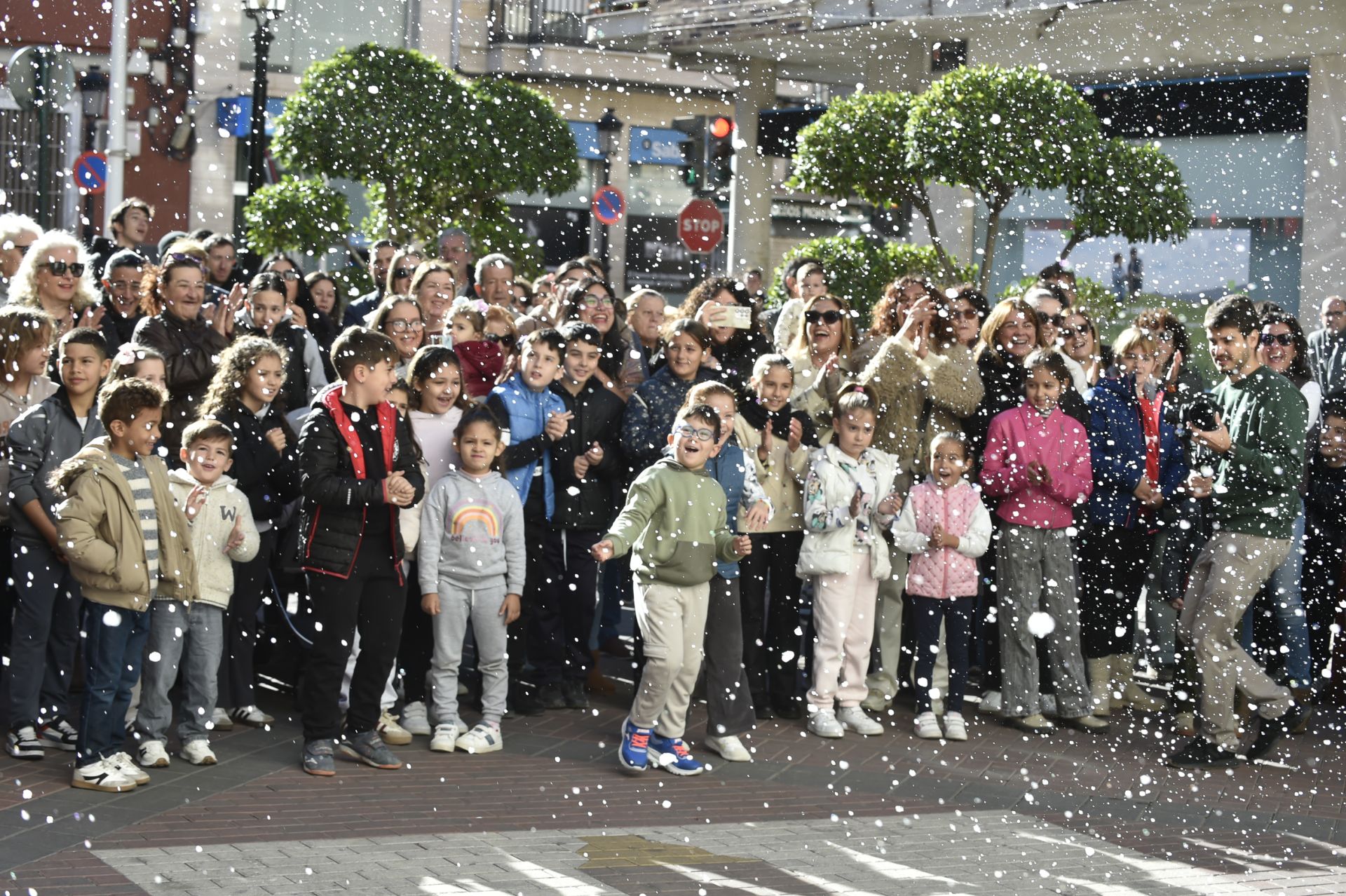 La nevada artificial en Murcia para cumplir el deseo de un niño de 7 años, en imágenes