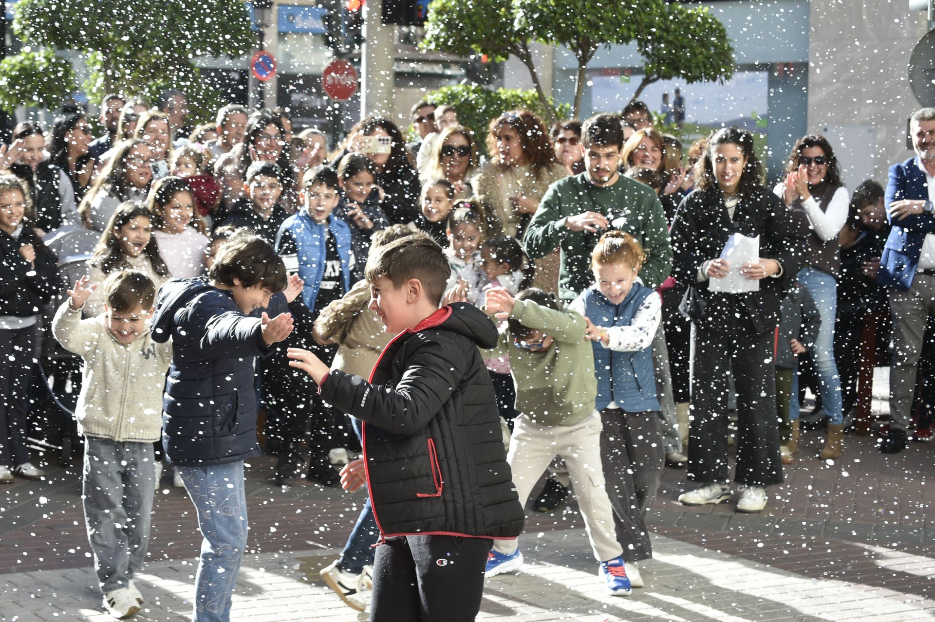 La nevada artificial en Murcia para cumplir el deseo de un niño de 7 años, en imágenes