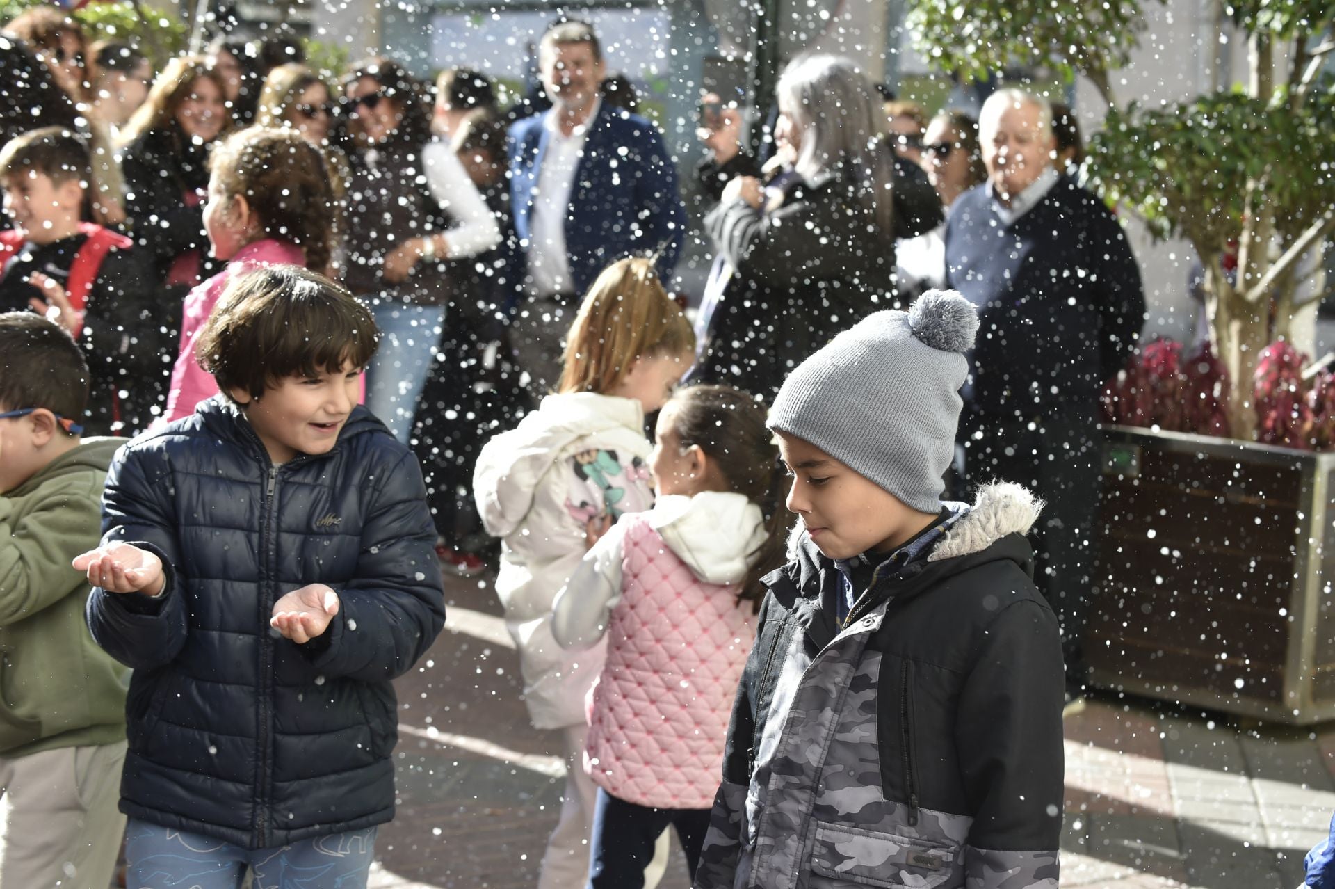 La nevada artificial en Murcia para cumplir el deseo de un niño de 7 años, en imágenes