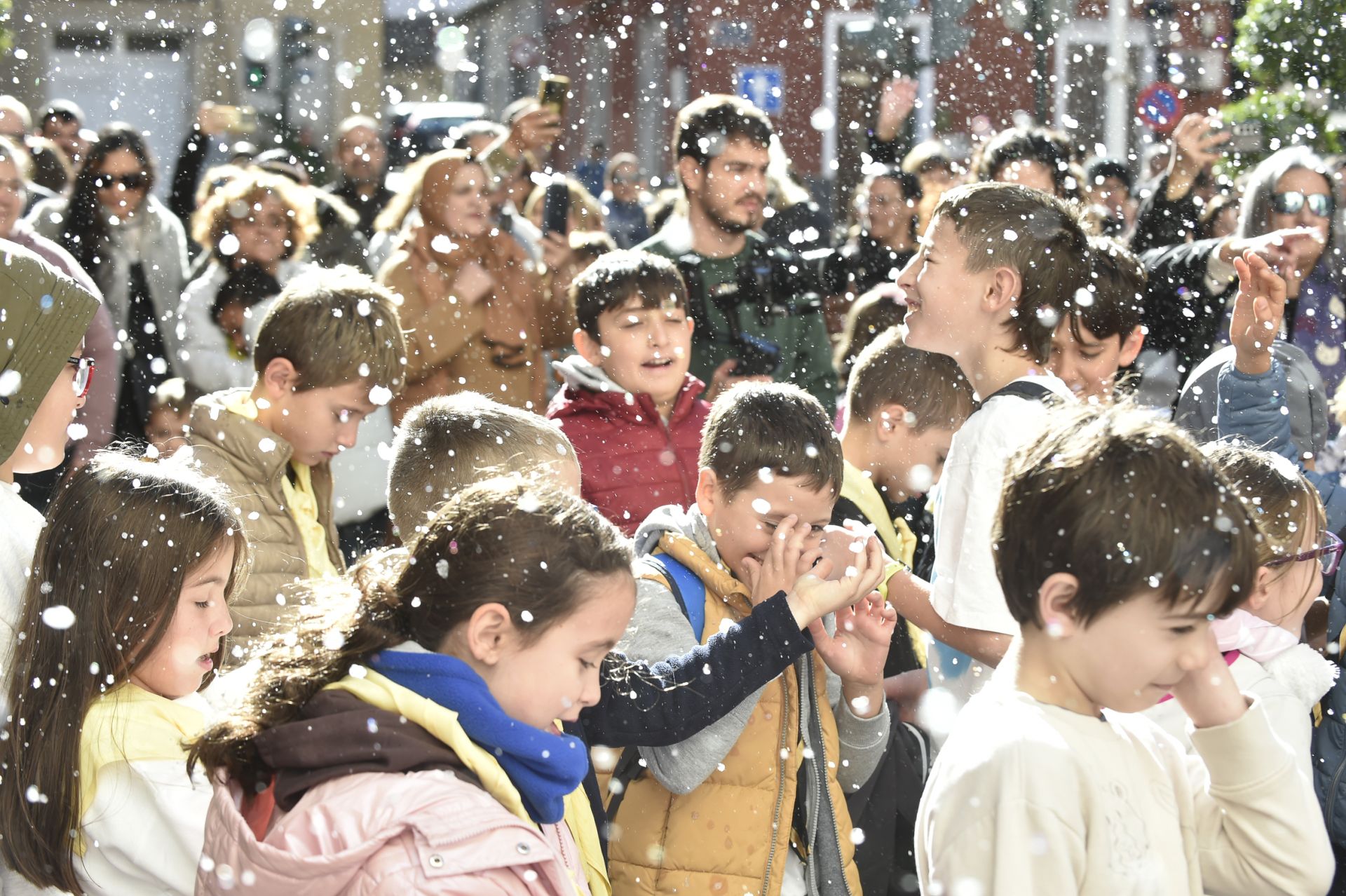La nevada artificial en Murcia para cumplir el deseo de un niño de 7 años, en imágenes