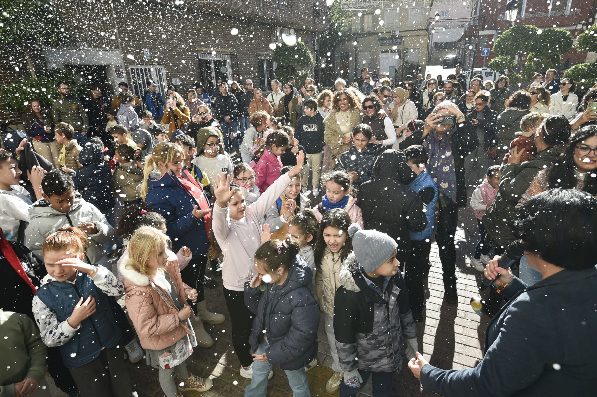 La nevada artificial en Murcia para cumplir el deseo de un niño de 7 años, en imágenes