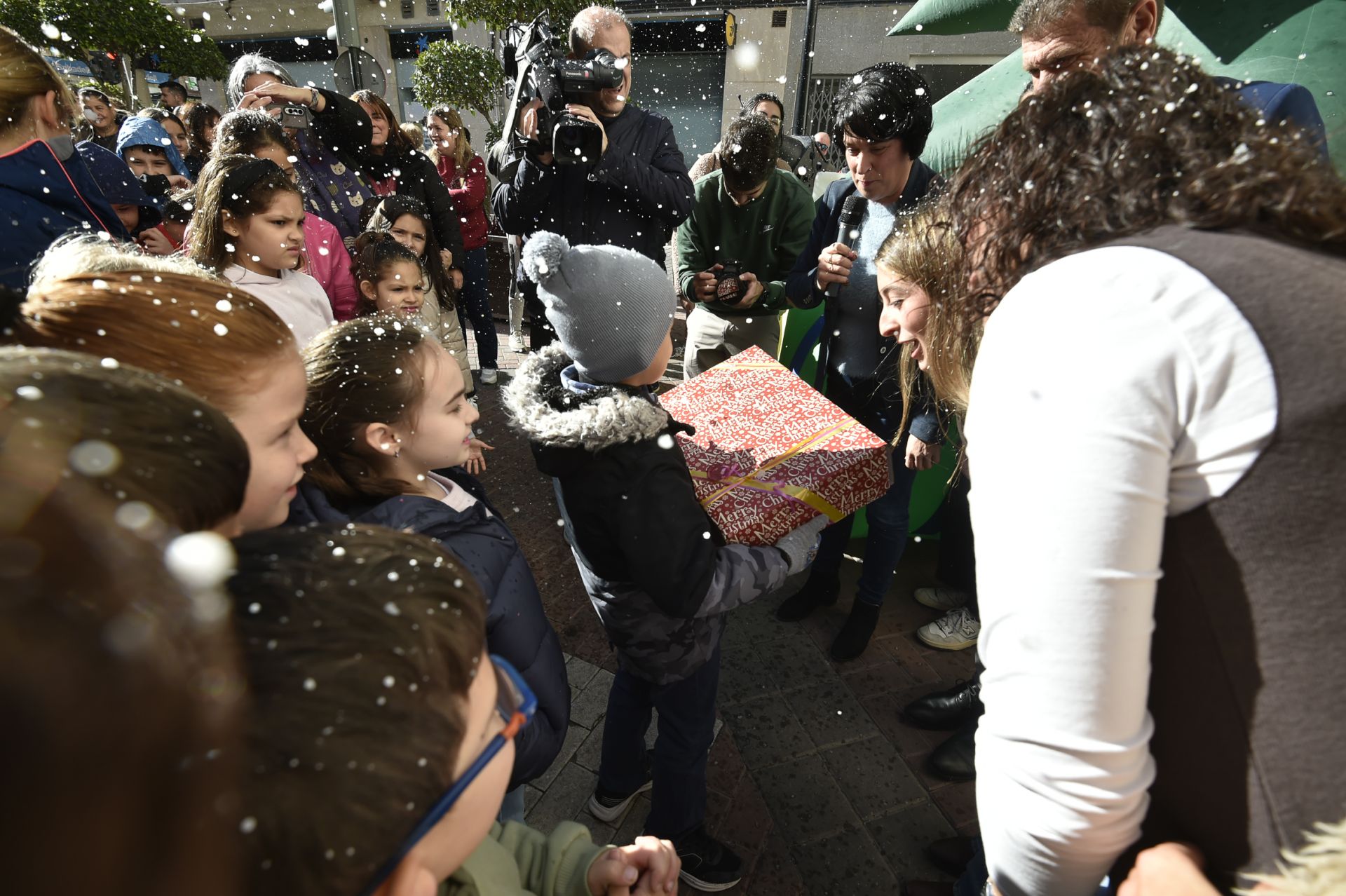 La nevada artificial en Murcia para cumplir el deseo de un niño de 7 años, en imágenes
