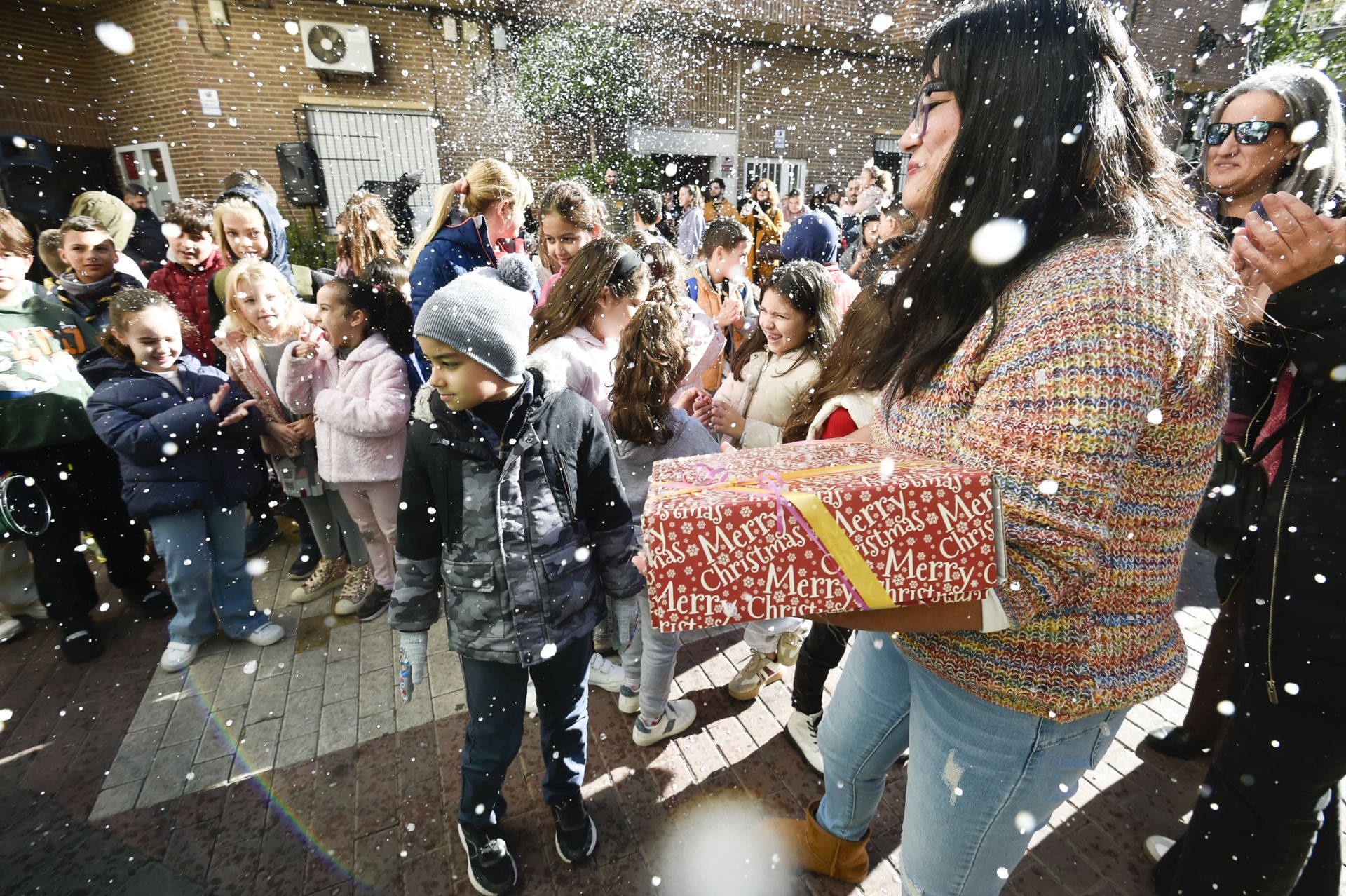 La nevada artificial en Murcia para cumplir el deseo de un niño de 7 años, en imágenes