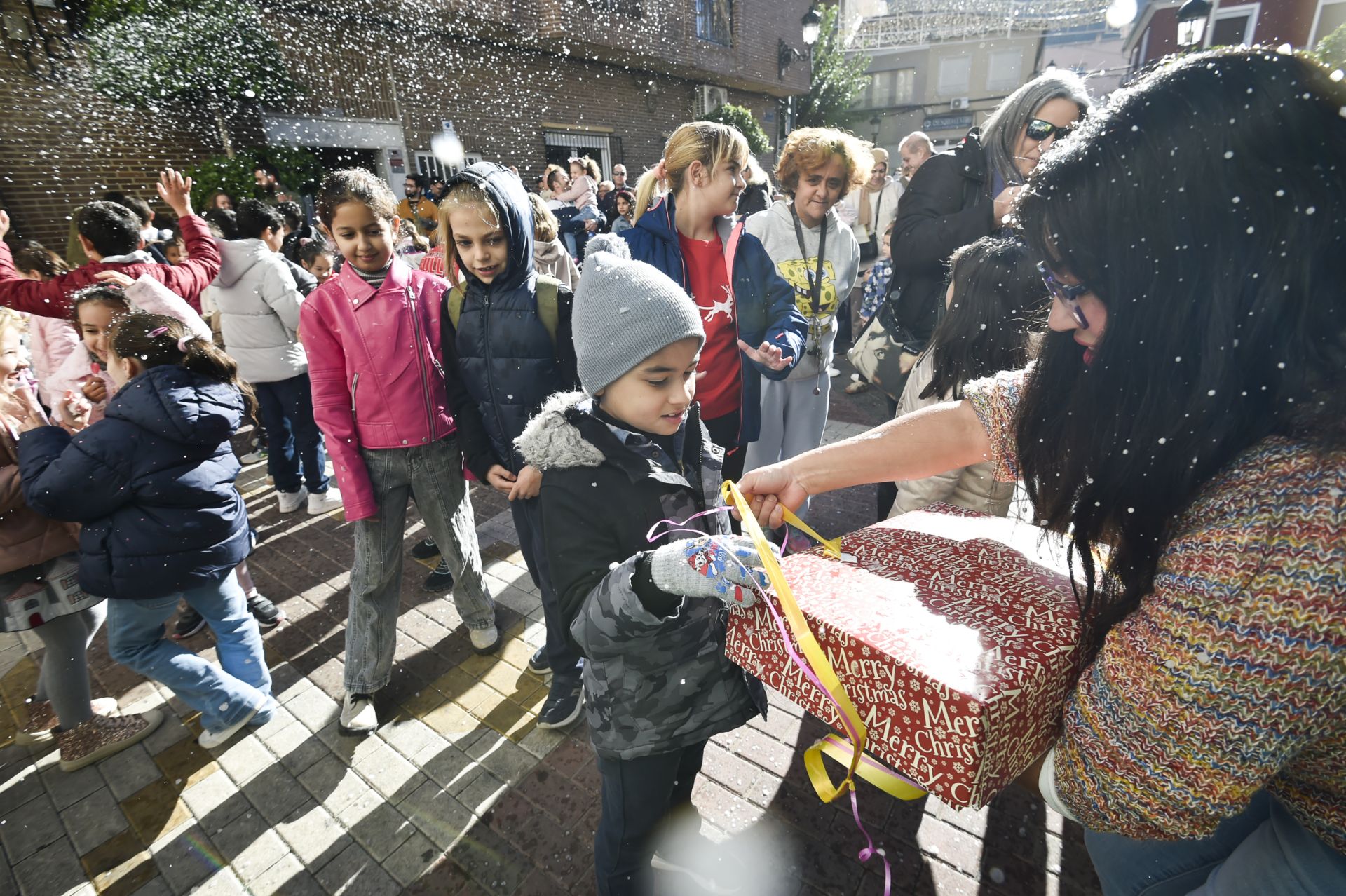 La nevada artificial en Murcia para cumplir el deseo de un niño de 7 años, en imágenes