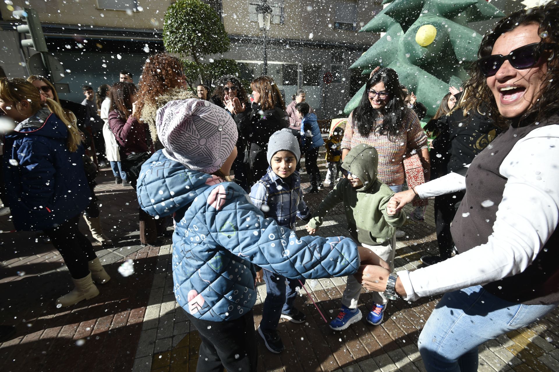 La nevada artificial en Murcia para cumplir el deseo de un niño de 7 años, en imágenes