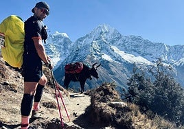Manuel Vela, con el Himalaya al fondo, durante una etapa de la Everest Trail Race.