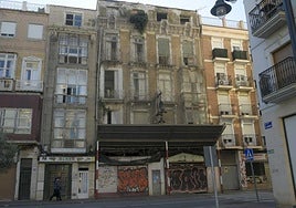 Edificio de la calle Duque al que le ha crecido un ficus.