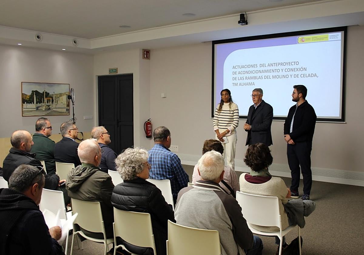 Mario Urrea, entre Rosa Sánchez y Antonio José Caja, ayer durante la presentación de la iniciativa.