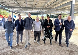 Sara Rubira, con un grupo de comuneros, este viernes.