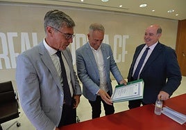 Felipe Moreno, presidente del Real Murcia, posa en el centro con el anterior Plan de Reestructuración junto con el abogado Higinio Pérez y el reestructurador Rafael Marras.