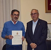 Rosendo Sánchez recibe el nombramiento de manos de Jesús López Baquero, hermano mayor de la Cofradía de la Vera Cruz.