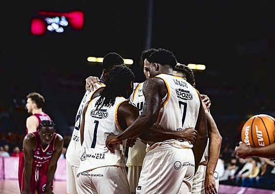 Los jugadores del UCAM este sábado durante el partido en Lleida.