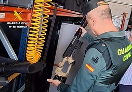 Un guardia civil examina una de las armas empleadas en el rodaje de 'F.A.S.T.'.
