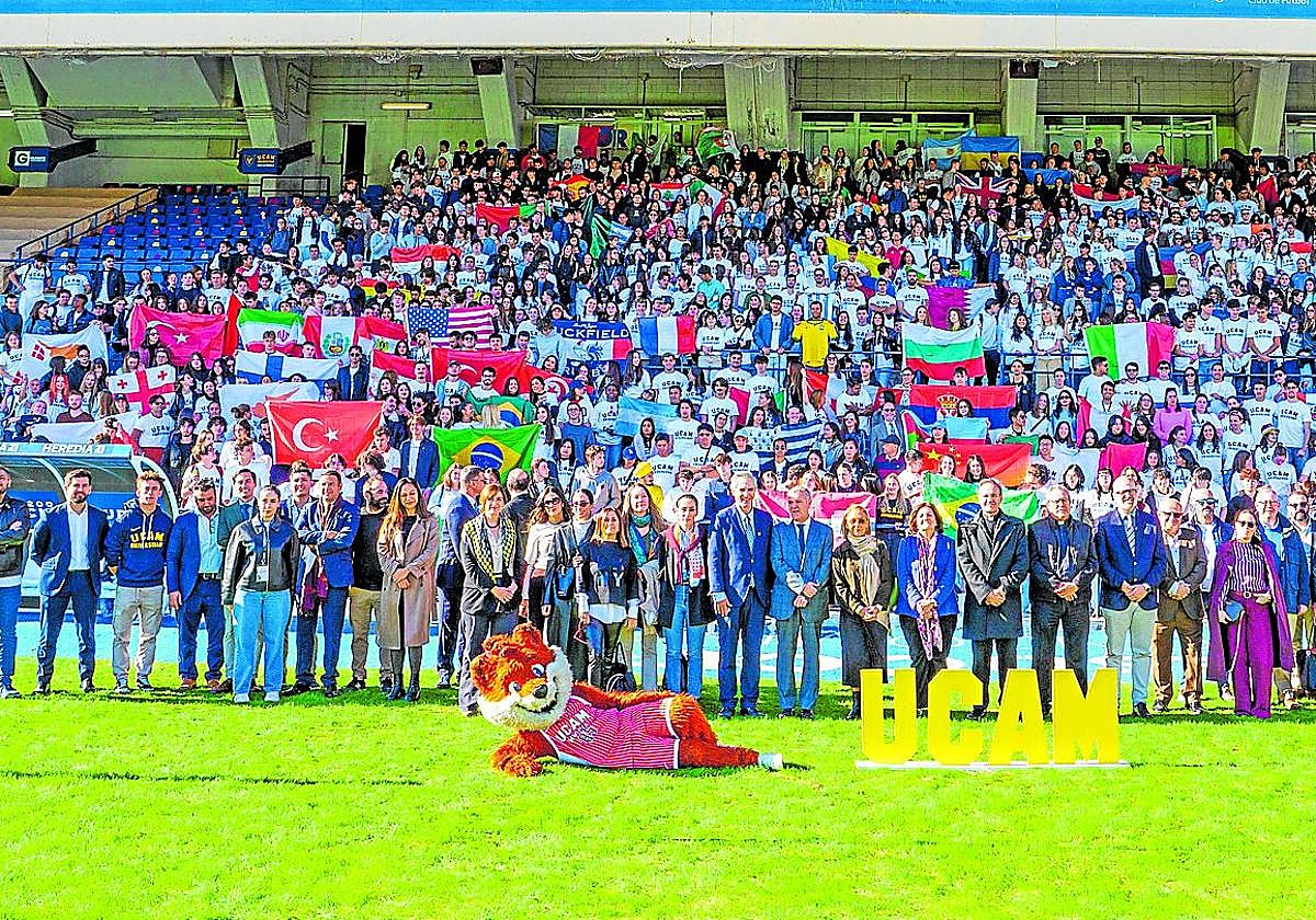 En el Estadio Besoccer La Condomina se citaron cerca de 1.000 estudiantes extranjeros que este año se han incorporado a la UCAM.