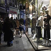 Viandantes pasan por los escaparates de los comercios de la calle Sociedad de Murcia.