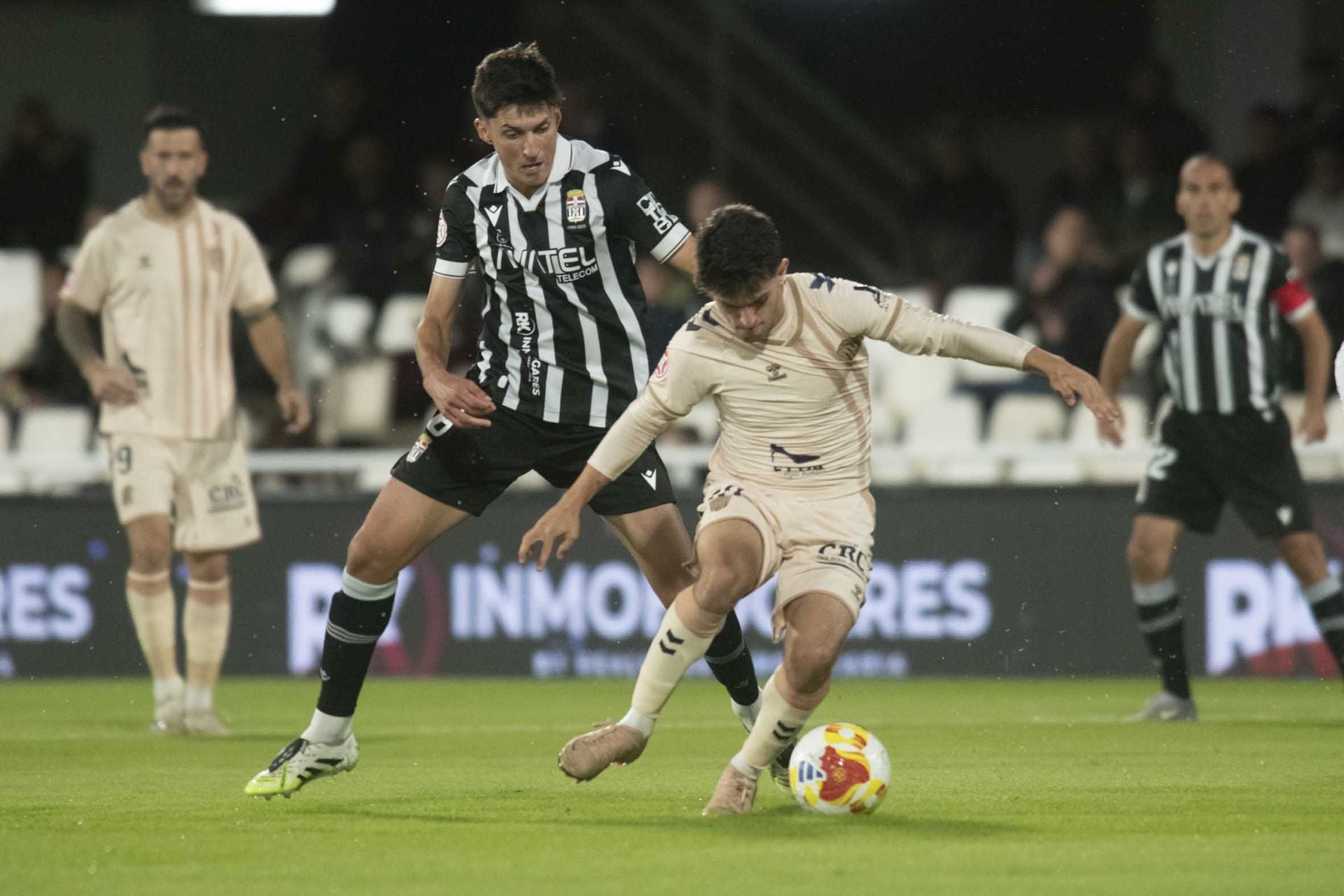 El FC Cartagena se queda con la miel en los labios, en imágenes