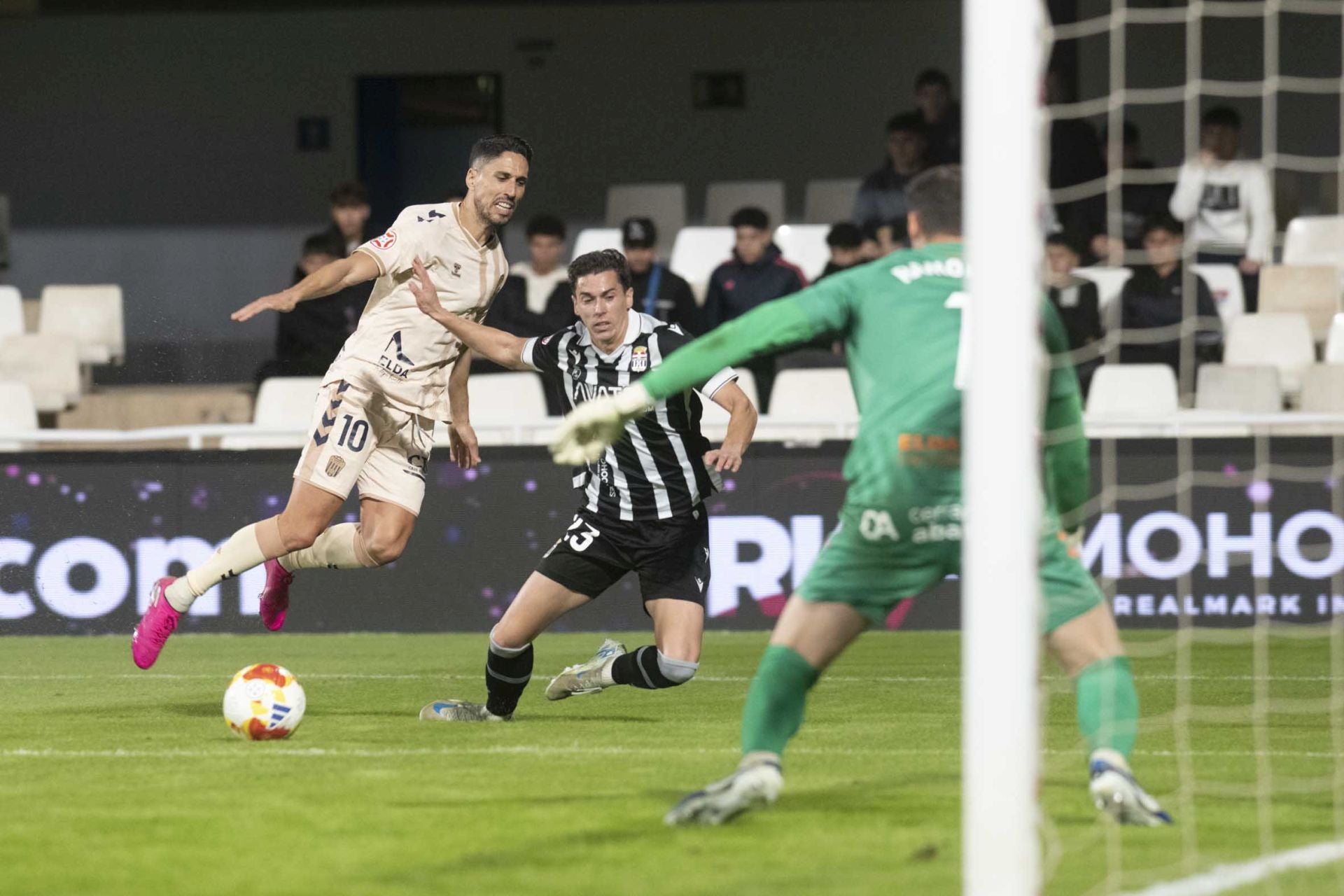 El FC Cartagena se queda con la miel en los labios, en imágenes