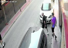 Una de las últimas imágenes captada por una cámara de David Valera caminando delante de Francisco F.