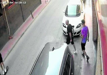 Una de las últimas imágenes captada por una cámara de David Valera caminando delante de Francisco F.