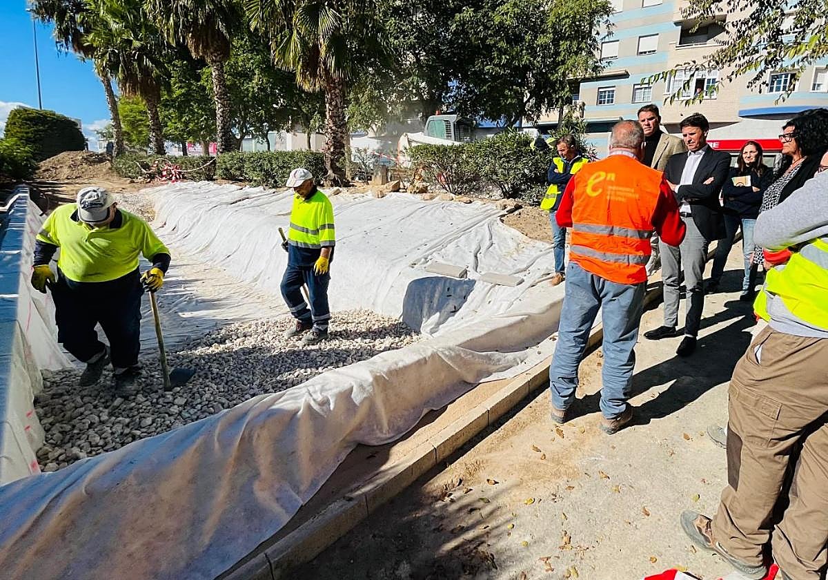 El alcalde, José Ángel Alfonso, atiende las explicaciones de los técnicos durante su visita a una obra del Anillo Verde.