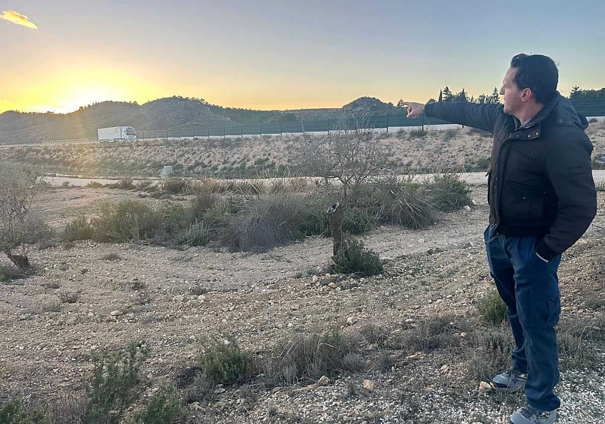 Antonio Ibáñez señala hacia un camión, junto a la autovía.
