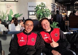 Osamanmusa yJuninho esperan para coger el avión a Malta.