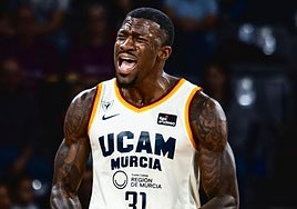 Dylan Ennis celebra pleno de energía este sábado, en Lérida .