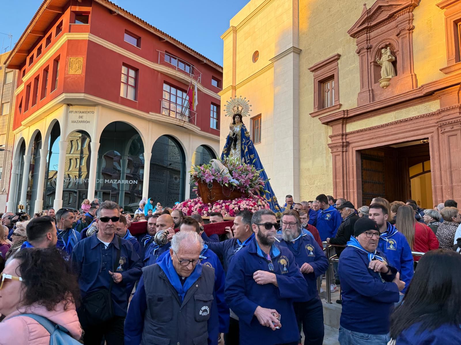 Miles de personas acompañan en romería a la Virgen de Bolnuevo en Mazarrón