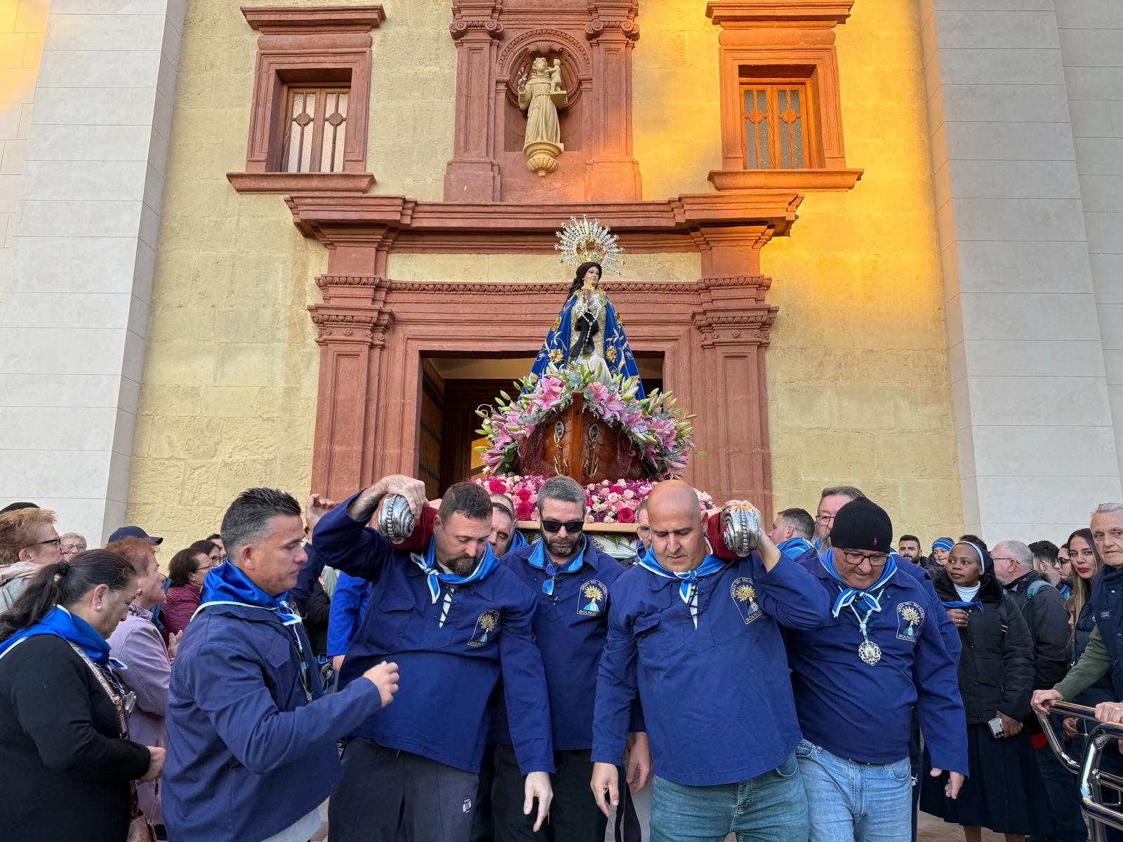 Miles de personas acompañan en romería a la Virgen de Bolnuevo en Mazarrón