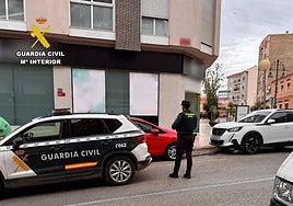 Un guardia Civil en la calle donde está la vivienda en la que se produjo el incendio.