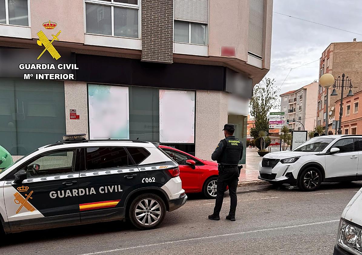 Un guardia Civil en la calle donde está la vivienda en la que se produjo el incendio.