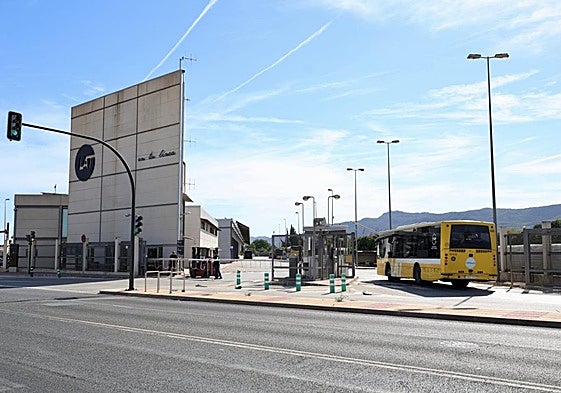 Un autobús de las actuales líneas de pedanías accede a las cocheras de Latbus, en El Palmar.