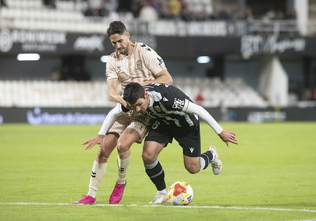 El Cartagena tira de entusiasmo y energía pero carece de acierto para ganar