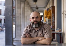 El historiador, escritor, montañero y comunicador asturiano Pablo Batalla reside con su familia en un pueblo de León.