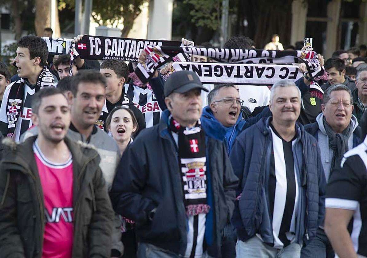 Hartazgo. Aficionados del Cartagena manifestándose contra Felipe Moreno y Paco Belmonte el pasado domingo.