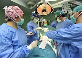 Intervención quirúrgica en el Virgen de La Arrixaca.