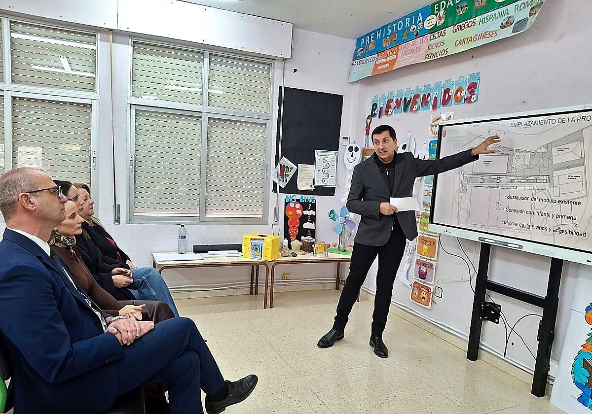 El consejero de Educación y Formación Profesional, Víctor Marín, visitó el centro junto a la alcaldesa, Alicia del Amor, y el director de este centro educativo, Ramón Navarro.