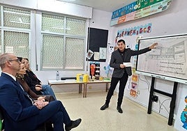 El consejero de Educación y Formación Profesional, Víctor Marín, visitó el centro junto a la alcaldesa, Alicia del Amor, y el director de este centro educativo, Ramón Navarro.