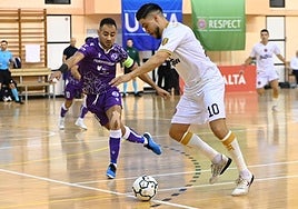 Cortés se prepara para golpear ante la mirada de Alves.