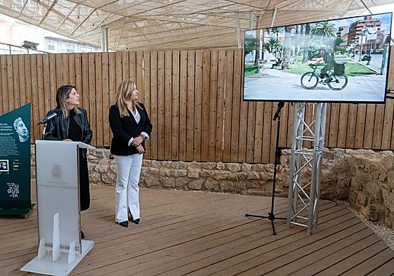 La alcaldesa de Cartagena, Noelia Arroyo, y la concejala de Turismo, Beatriz Sánchez del Álamo, este lunes, durante la presentación en el Foro Romano.