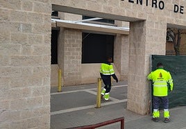 Operarios colocan las vallas para el inicio de las obras en el centro de salud de San Diego.