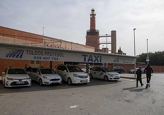 Varios taxis esperan la llegada de viajeros en la parada situada frente a la estación de autobuses de Cartagena.