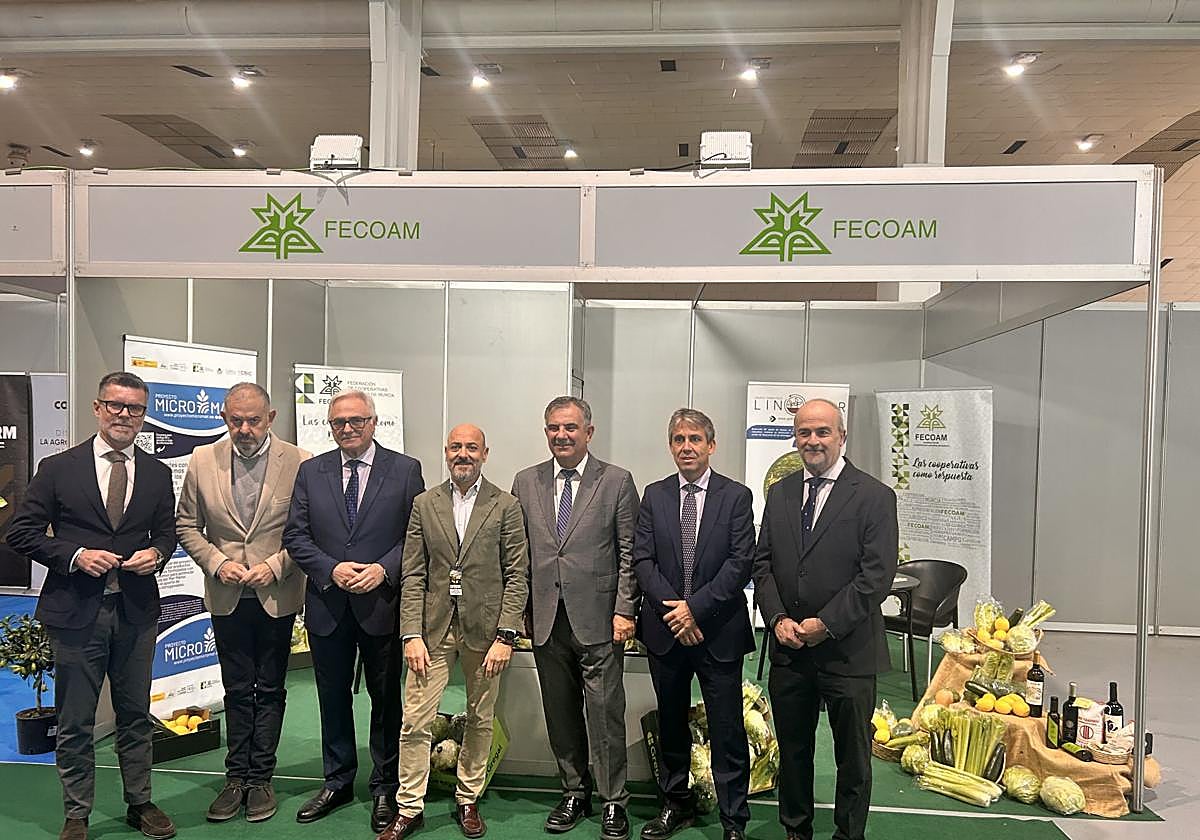 Juan María Vázquez, consejero de Medio Ambiente, junto con Antonio Sanz, director de Fecoam (centro), y representantes institucionales.