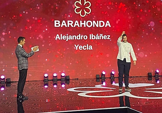 Alejandro Ibáñez, este martes, tras recibir la chaqueta por la estrella Michelin.