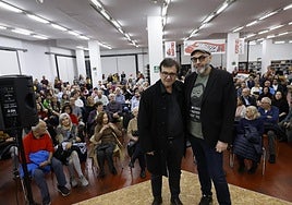 Javier Cercas, junto Miguel Ángel Hernández, este martes en la BRMU.