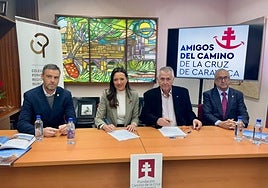 La consejera y el decano del Colegio de Periodistas firman el convenio ante el alcalde de Caravaca y el hermano mayor de la Cofradía de la Vera Cruz.