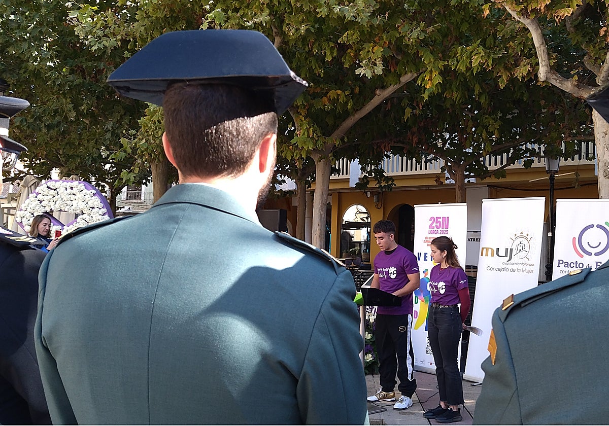 Dos alumnos del instituto Ibáñez Martín leen el manifiesto ante las autoridades en el acto institucional.
