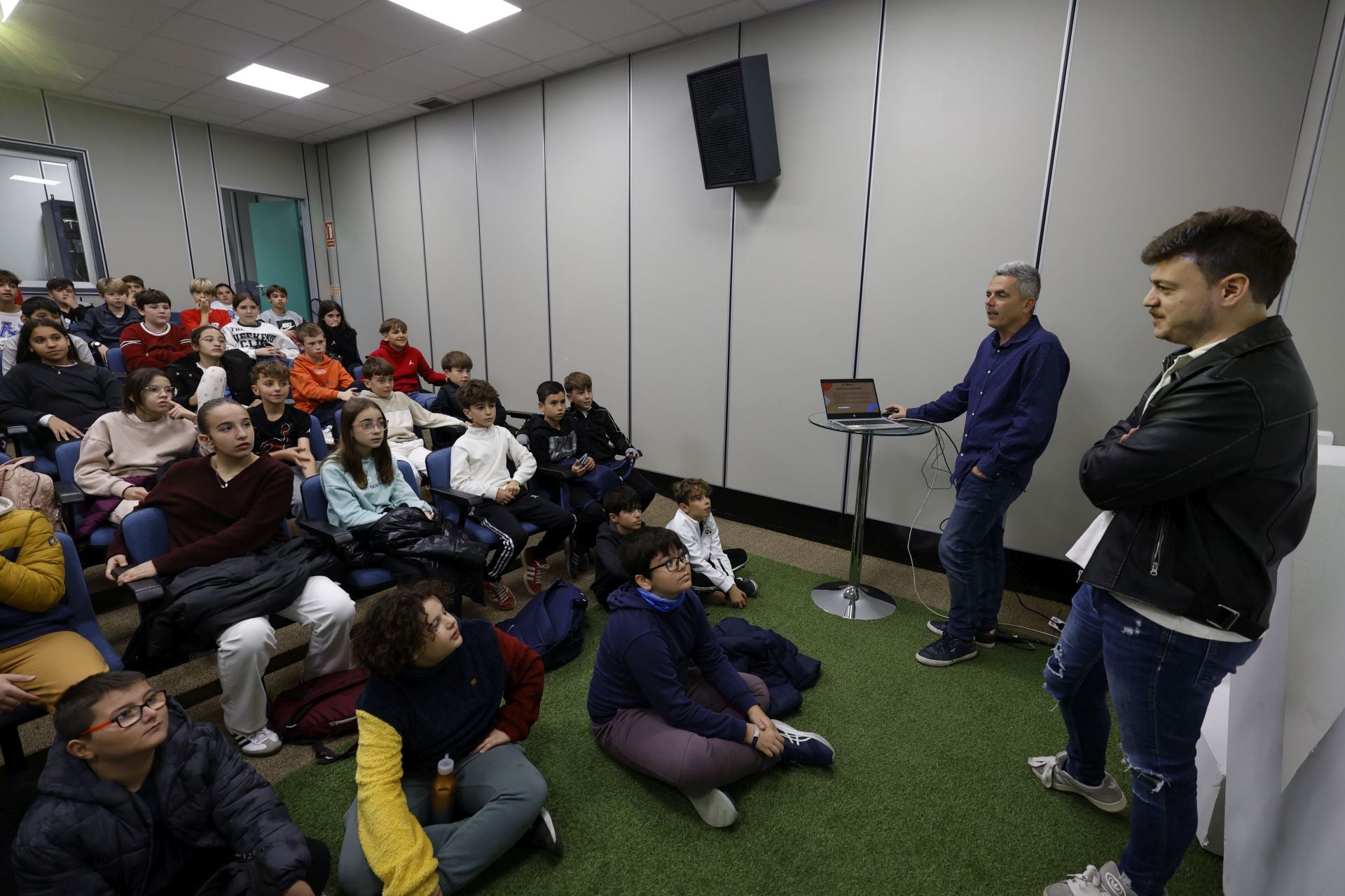 Los alumnos de del CEIP San Pablo de Murcia visitan LA VERDAD, en imágenes