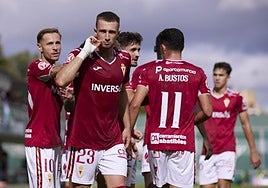 Flakus, tras marcar en Sevilla al Betis Deportivo, hace un gesto para silenciar a sus detractores.